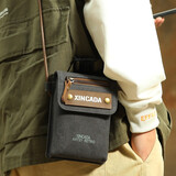 新潮代单肩包男大容量帆布个性手机包男士复古迷你斜挎包简约潮流学生包 蓝黑色【可放6.7英寸大屏手机】