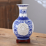 悦灵美 景德镇陶瓷花瓶装饰摆件创意中式客厅玄关酒柜镂空插干花工艺品 青花玲珑赏瓶+木底座