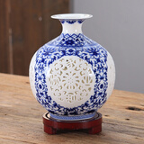 悦灵美 景德镇陶瓷花瓶装饰摆件创意中式客厅玄关酒柜镂空插干花工艺品 青花玲珑石榴瓶+木底座