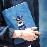 稻草屋苹果iPad11代保护套2025新款air7平板11英寸电脑外壳air5卡通10.9全包mini7防摔10代10.2爱派9皮套 蓝色毛衣小鹿（单壳） iPad 7/8/9代(10.2英寸)