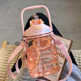 【可斜跨】波比熊简约大容量塑料杯防摔水杯夏季女带吸管高颜值大肚杯耐高温便携健身刻度创意个性学生男杯子 墩墩方正杯粉1350毫升+杯刷+3D贴纸