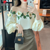 皮尔卡丹（pierre cardin）一字肩上衣法式露锁骨衬衫女春装刺绣花朵洋气小衫小众设计感 杏色 M