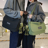 双星斜挎包男士新款单肩包休闲挎包女邮差包学生书包小背包帆布包 绿色【带青蛙挂件】