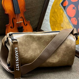 伊森单肩包男休闲男士斜挎包简约运动小背包软皮挎包圆筒包男包 卡其