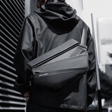 墨一斜挎包男士休闲胸包简约单肩包大容量挎包户外运动骑行小背包 黑色