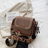 伊梵络小包包女包2024潮小众百搭时尚宽肩带斜挎包复古百搭小方包 棕色