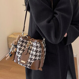 锋上新款千鸟格水桶包时尚小众设计复古女士单肩斜挎包洋气菱格女包 【千鸟格咖含挂件】