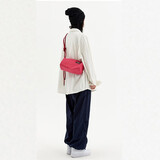 VAOPER喂牌小众圆筒枕头包斜挎包百搭包包单肩包潮牌背包男女同款通勤包 玫红色