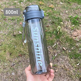 潮流个性塑料吸管杯学生运动水壶健身杯吸水杯便携防漏杯随手杯 标配600ml绅士黑+提绳【手感厚实】