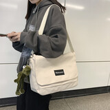 双星斜挎包男士新款单肩包休闲挎包女邮差包学生书包小背包帆布包 米白色【带青蛙挂件】