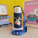 爱晴柔 适用膳魔师保温杯套保护套儿童水杯套通用350 500ml手提斜挎杯袋 深蓝摘星宇航员两用款300-360ml