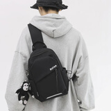 双星胸包女斜挎包男 学生手机包单肩包大容量休闲运动小背包 黑色【带猩猩玩偶挂件】