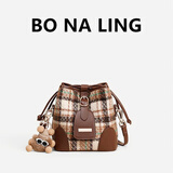 铂呐苓包包女毛呢格子简约时尚单肩斜挎包日常通勤文艺百搭复古水桶包 咖色水桶包【赠随机挂件】