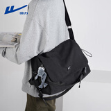 回力斜挎包男单肩包复古休闲包大容量邮差包纯色简约百搭大学生上课包 黑色+灰色青蛙挂件