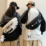 双星斜挎包男士胸包手机腰包女单肩包潮流运动小背包 黑色+徽章+小白鸭