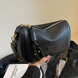 酷奇袋鼠今年流行波士顿包包四季复古2025七夕宽带斜挎包女百搭小包枕头包 黑色