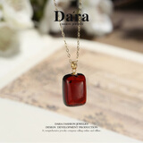 戴拉（dara）18K黄金血珀吊坠平安无事牌蜜蜡琥珀锁骨项链七夕礼物送礼