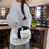 牧瑾 韩版斜挎包女生小包包可爱小清新单肩包简约百搭卡通少女手机包 款二黑色（随机徽章+长腿云朵）