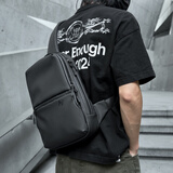 墨一斜挎包男士大容量机能风运动骑行胸包旅行休闲单肩包大学生小背包 黑色皮膜款