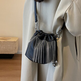 CAMPUSKITTEN高级感流苏包包新款女包百搭链条斜挎包时尚水桶包女 黑色