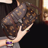 真皮质感小包包女斜挎包2025新款时尚百搭单肩包气质妈妈包大容量 棕色