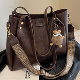 CLEVER & KETCH高级感复古托特包包女包2025新款通勤百搭宽带单肩斜挎包生日礼物 咖啡色【带挂件】