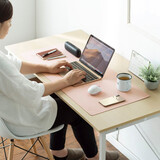 山业（SANWA） 大尺寸桌垫 大号电脑鼠标垫 办公游戏 可卷便携 防滑底 PU皮易清洁 便携 粉红色 大号 桌垫90*40