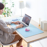 山业（SANWA） 大尺寸桌垫 大号电脑鼠标垫 办公游戏 可卷便携 防滑底 PU皮易清洁 便携 天蓝色 大号 桌垫90*40