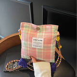 察今2025春新款复古文艺彩色格纹小众设计手机包迷你斜挎小包包流苏包 粉红色