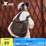 特步斜挎包潮流单肩包休闲运动挎包876137130007 咖啡 均码