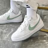 耐克（NIKE）女鞋 2026新款春季时尚潮流休闲鞋轻便舒适低帮板鞋子大童鞋 清新白绿-130 【新款主推】 38