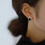 伊黛儿黑色耳钉2026年新款潮耳环女夏季气质小众高级感耳饰生日礼物 交叉几何黑色耳钉E1051