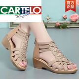 卡帝乐鳄鱼（CARTELO）高档真软皮罗马凉鞋女夏2025新款软底妈妈鞋时尚外穿女士凉鞋坡跟 金色罗马凉鞋 37