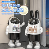 捷贝垃圾桶家用2025新款客厅轻奢高档掀盖厨房卧室卫生间高颜值纸篓 太空人黑白色【幸运】 揭盖式 12L