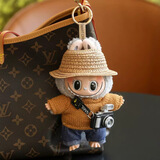 潮玩labubu拉布布毛绒公仔娃娃挂件可爱搪胶玩偶车钥匙扣包包挂件饰 深棕色毛衣摄影崽拉布布挂件【娃+娃衣+配饰一整套】