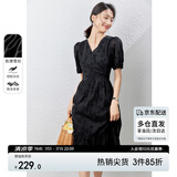 尚都比拉法式连衣裙夏季优雅V领提花面料中长款气质收腰显瘦裙子 黑色 M