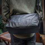 鹿师傅手工头层牛皮真皮男士短途出差斜挎休闲旅行包大容量轻便运动包 植鞣黑 大号 38×18×24cm