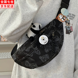 斐月伽斜挎包男日系ins胸包大容量腰包手机包运动单肩包女简约少女挎包 黑色单包+爬爬熊挂件+3徽章
