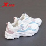 特步（XTEP）女鞋春季皮面防水跑步鞋2026新款冬休闲老爹鞋轻便旅游运动鞋子女 帆白/清透蓝/浅粉色 38