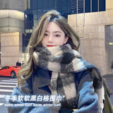 彩卡莹新年围巾女冬季氛围感海马毛黑白格子百搭学生保暖加厚围脖女礼物 茶墨黑