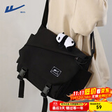 回力（Warrior）斜挎包男士挎包男女潮牌大容量单肩包学生情侣休闲运动小背包邮差 黑色【带白熊猫挂件】