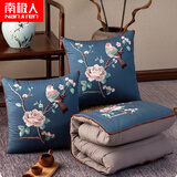 南极人（Nanjiren）抱枕被子两用汽车抱枕二合一午睡毯办公室靠枕午休被加绒车载被子 【刺绣60支面料】报喜鸟 小号折起40x40cm-展开100x150cm