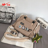 双星斜挎包男潮牌日系单肩背包女休闲百搭帆布包大容量邮差包 卡其色+勋章+恐龙