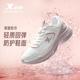 特步女子跑步鞋运动鞋冬季新款革面防泼水轻便减震休闲女跑鞋粉色