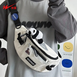 双星斜挎包男休闲胸包女韩版背包潮流大容量运动手机包 白色（熊猫挂件+徽章）