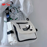 双星斜挎包男单肩包女大容量邮差包潮流初高中运动出行大学生上课包 白色【带熊猫挂件】