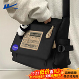 回力斜挎包男大容量工装复古邮差包休闲潮流大学生上课学生背包单肩包 黑色【14英寸电脑+白熊猫挂件】
