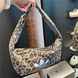 阿迪达斯（adidas）三叶草单肩包男包女包2026春季新款运动轻便休闲手提包斜挎包 JX3198豹纹/33*10*14CM 以专柜实物为准