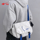 双星（doublestar）单肩包男斜挎包女大容量邮差包 运动出行韩版初高中大学生上课包 白色【带猩猩挂件】