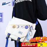 回力（Warrior）斜挎包男士挎包男女潮牌大容量单肩包学生情侣休闲运动小背包邮差 白色【带太空人挂件+徽章4】